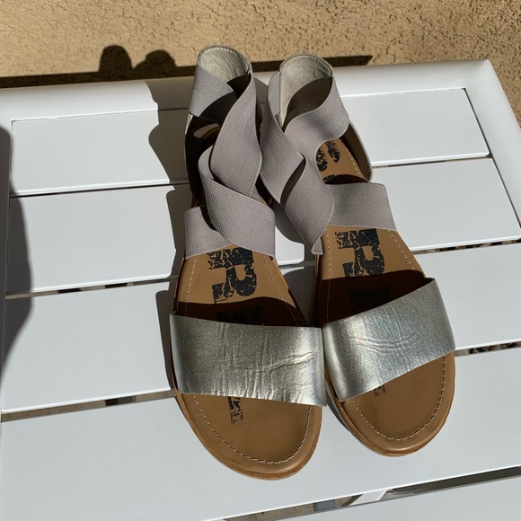 Sorel metallic silver leather sandals with grey elastic straps size 10.5 - Picture 2 of 12